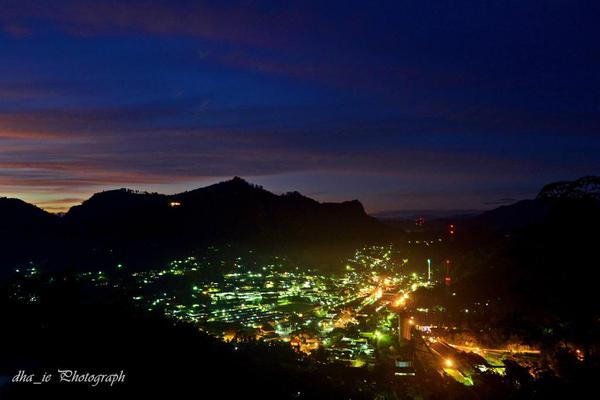 Pemandangan Kota Sawahlunto pada malam hari dari Puncak Cemara | Foto: @syukri_ssn