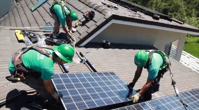 Google mengeluarkan dana investasi untuk perusahaan Solar City membiayai proyek pembuatan perumahan yang menggunakan energi matahari.