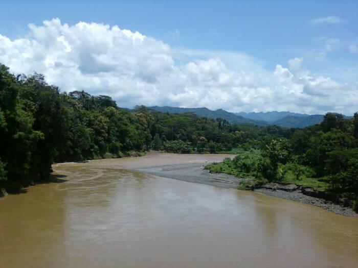 Pemerintah Solok Selatan mengambil sampel air dari sejumlah anak sungai di daerah tersebut untuk dilakukan pengujian di laboratorium untuk mengetahui tingkat kekeruhannya.