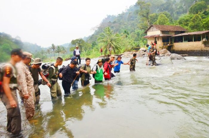 Walikota Padang, Mahyeldi Ansharullah bersama sejumlah jajaran Pemko Padang melakukan ekspedisi ke hulu Batang Kuranji di Batu Busuak untuk meninjau pembersihan kawasan hulu sungai.