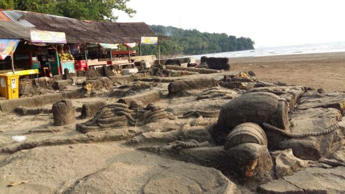 Kondisi objek wisata Batu Malin Kundang yang berada di Pantai Air Manis, Padang semakin memprihatinkan.