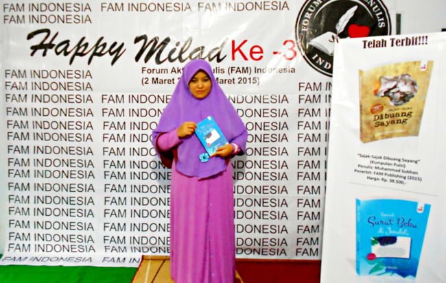 Pegiat Forum Aktif Menulis (FAM) Indonesia, Aliya Nurlela, merilis buku terbarunya, berjudul “Sepucuk Surat Beku di Jendela” (Kumpulan Cerpen, 2015). (Foto: IST.)