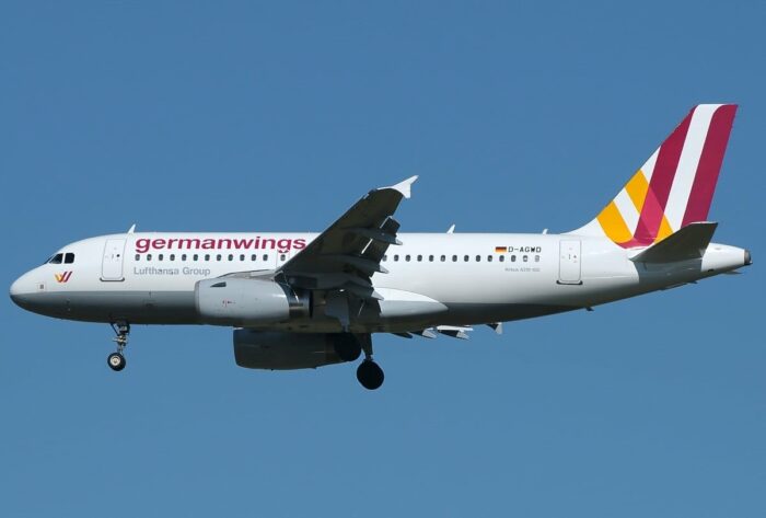 Sebuah pesawat jenis Airbus A320 yang dioperasikan oleh sebuah maskapai biaya rendah, Germawings dilaporkan jatuh di Perancis Selatan.