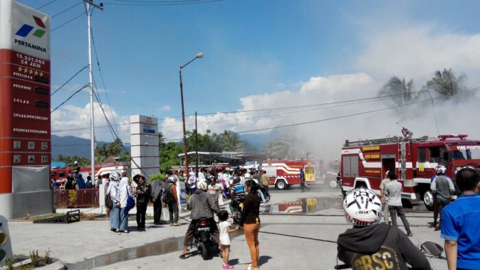 Kebakaran kembali terjadi di Kota Padang pada selasa (3/3) siang. Kali ini kebakaran menghanguskan tujuh unit bangunan di kawasan By Pass Ketaping, tepat di sebelah SPBU di Kabun Ketaping.