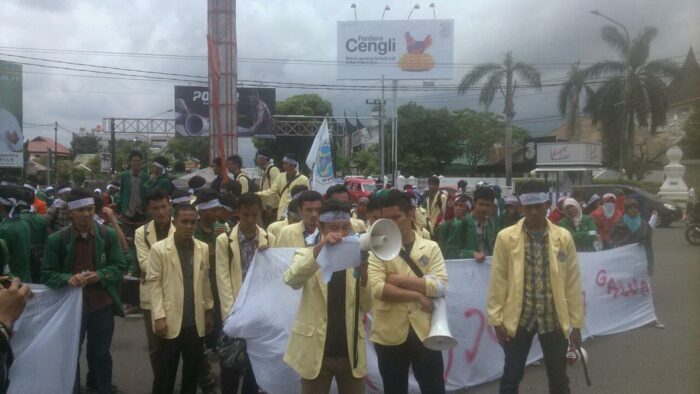 Ratusan mahasiswa Sumbar yang tergabung dalam Aliansi Mahasiswa Sumatera Barat (AMSB) turun ke jalan menggelar aksi yang bertajuk Indonesia Gawat Darurat pada kamis (19/3) siang.