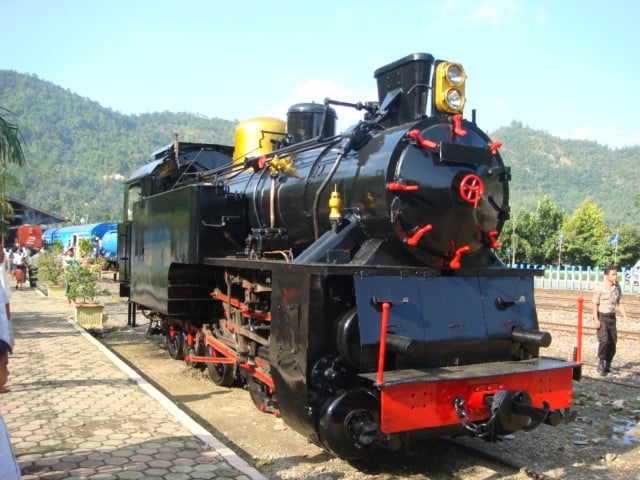 Mak Itam, lokomotif dengan nomor seri E 1060 yang merupakan salah satu lokomotif tertua di Indonesia yang menjadi ikon Kota Sawahlunto saat ini tak bisa lagi beroparasi karena mengalami kerusakan.
