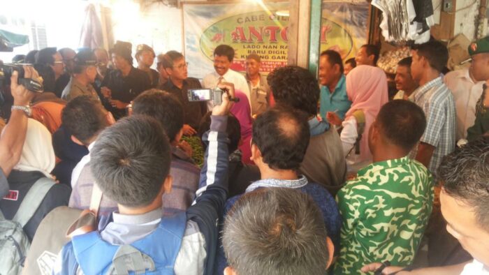 Gubernur Sumbar didampingi Danrem 032/Wirabraja, Wakil Walikota Padang dan Kepala BI Perwakilan Sumatera Barat rabu pagi (18/3) mendatangi Pasar Raya Padang untuk melakukan pemantauan harga kebutuhan pokok.