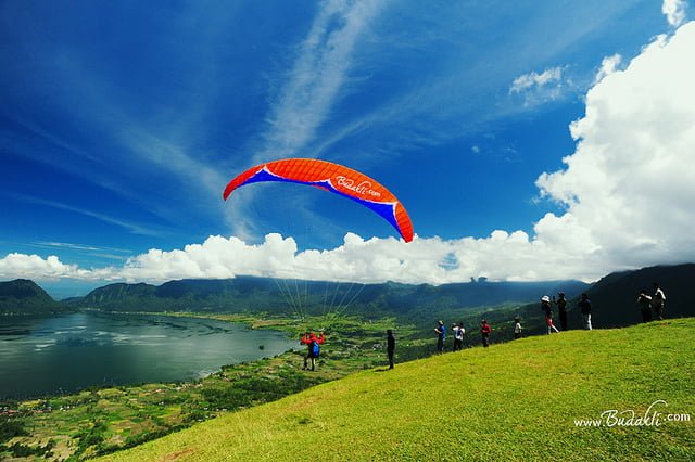 Puncak Lawang berada di Kabupaten Agam. Salah satu lokasi wisata favorit bagi wisatawan yang berkunjung ke Sumatera Barat, karena Puncak Lawang tak terpisahkan dari Danau Maninjau.