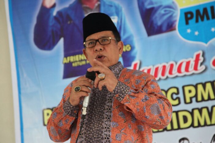 Wakil Gubernur Muslim Kasim dinobatkan menjadi Bapak Batu Akik Sumbar. Penobatan tersebut berdasarkan kesepatakan pengunjung pada kontes dan pameran Batu Akik yang diadakan oleh LPP RRI Padang.