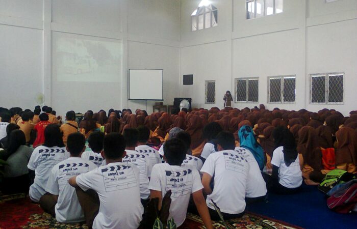 Siswa-siswi SMA Negeri 1 Batipuh nonton bareng film “Ampek Sen” di aula sekolah mereka, Sabtu (4/4). (Foto: IST.)