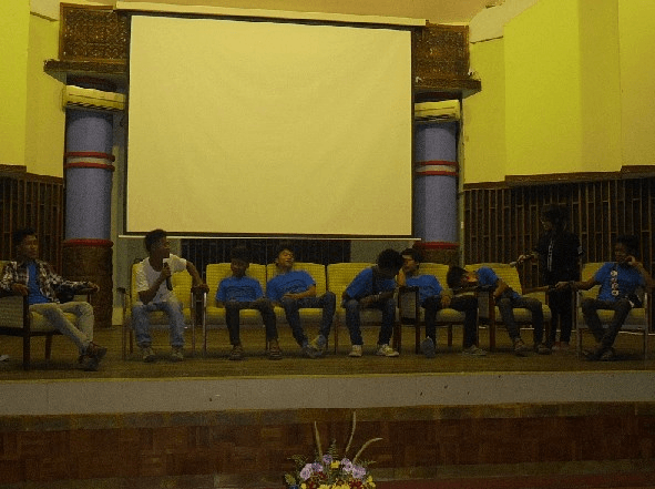 Para pemain Sokola rimba sedang berdiskusi menjawab pertanyaan peserta di Teater Tertutup FBS | Foto: UKKPK