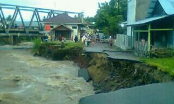 Kondisi jalan yang putus akibat derasnya aliran sungai di Saniang Baka pagi ini (29/6) | Foto: infosumbar/khalid
