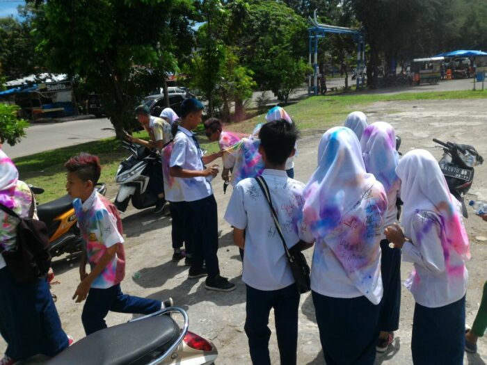 ilustrasi | Aksi coret seragam oleh siswa SMP di kawasan GOR H. Agus Salim, Padang | Foto: Huda Putra