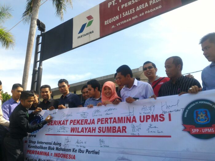 Sejumlah perwakilan Serikat Pekerja Pertamina (SPP) UPMS I wilayah Sumatera Barat yang berada dibawah naungan Federasi Serikat Pekerja Pertamina Bersatu (FSPPB) melakukan aksi penggalangan tanda tangan mendukung Pertamina mengelola sepenuhnya Blok Mahakam.