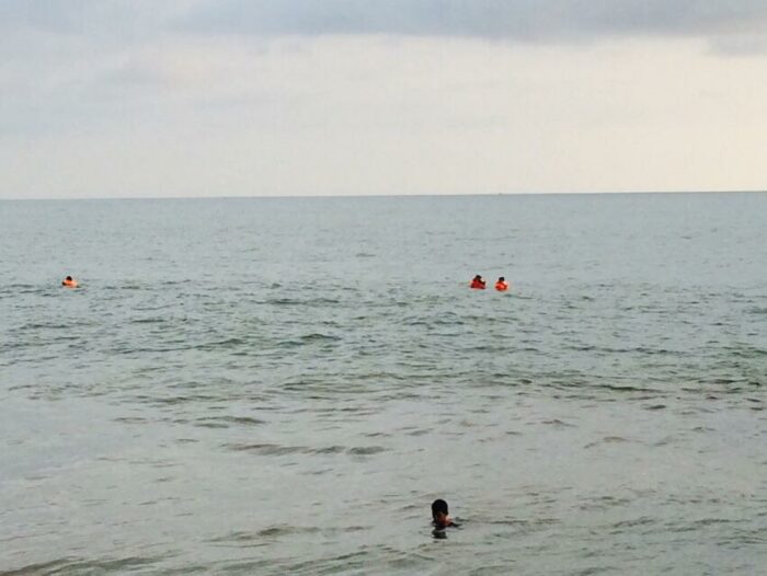 Pencarian korban terseret ombak di Pantai Purus | Foto: @Dahayyu08