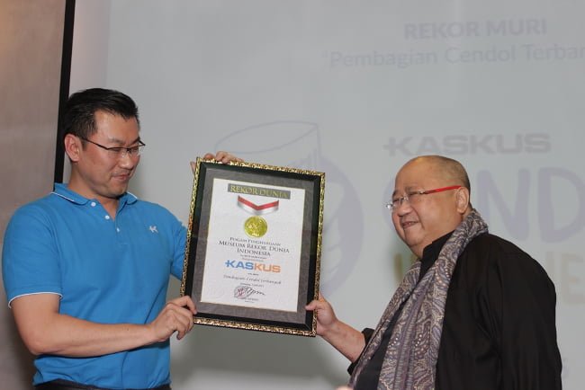 (Ki-ka) Ronny Sugiadha, Chief Marketing Officer KASKUS  serta Jaya Suprana, Ketua MURI menyerahkan sertifikat penghargaan Rekor MURI atas rekor pembagian cendol terbanyak dengan jumlah 19.950 gelas di seluruh Indonesia (3 Juli 2015)