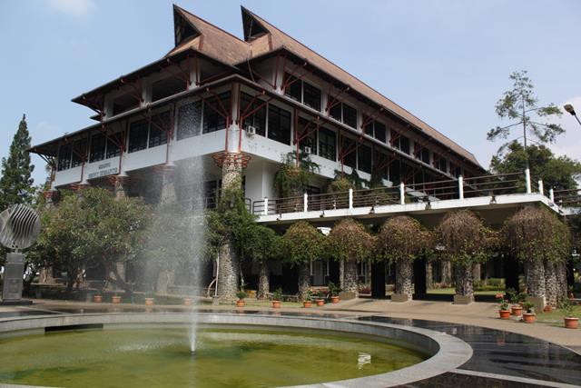 ITB terpilih menjadi kampus terbaik di Indonesia versi Kemenristek Dikti. (foto: itb)