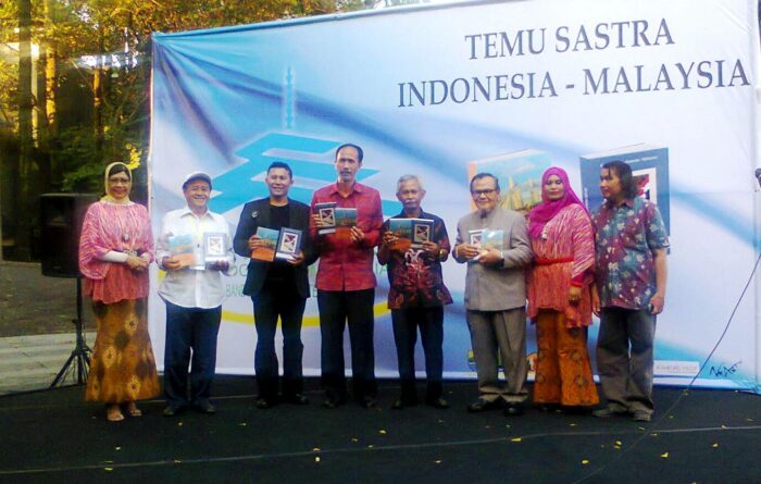 Buku antologi puisi “Syair Persahabatan Dua Negara” karya 100 penyair Indonesia-Malaysia diluncurkan dalam acara Temu Sastra Indonesia-Malaysia ke-3, Jumat (18/9), di NuArt Gallery, Bandung, Jawa Barat. (Foto: IST.)