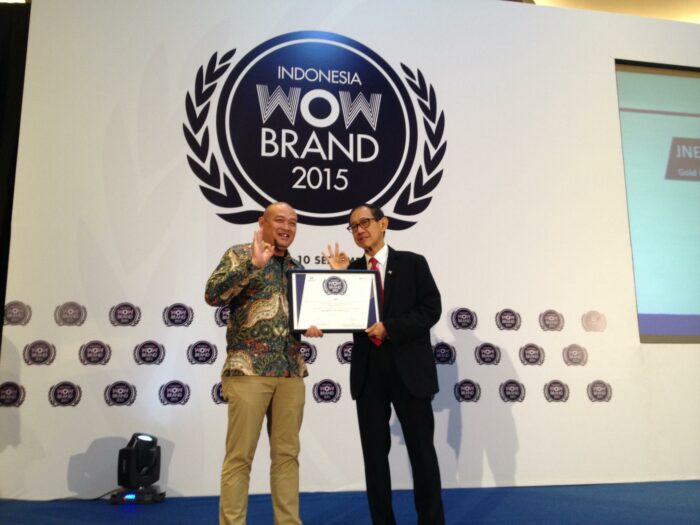 Doedi H., Head Of Marketing Promotion & Activation Dept.(kiri) mewakili JNE menerima penghargaan Indonesia WOW Brand 2015 dari Hermawan K.