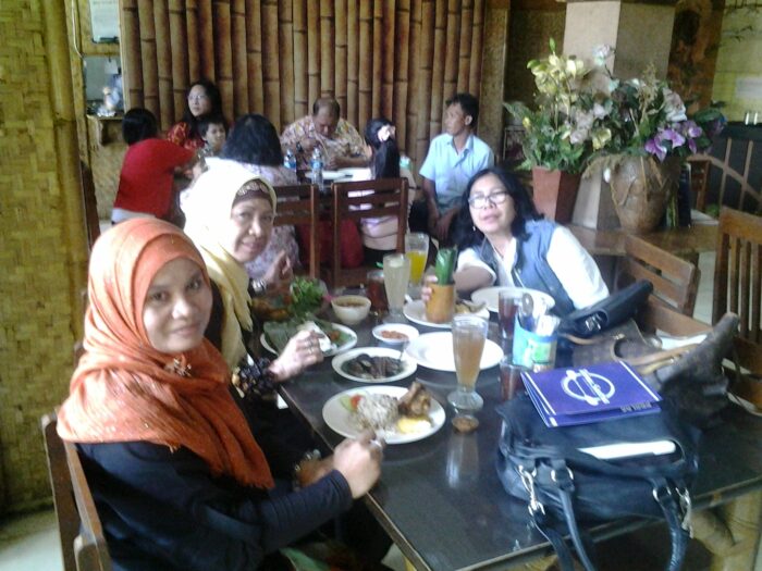 Rapat persiapan panitia Temu Sastra Indonesia-Malaysia (TSIM) di sela-sela makan siang di salah satu rumah makan di Bandung, Jawa Barat. (Foto: Panitia TSIM)