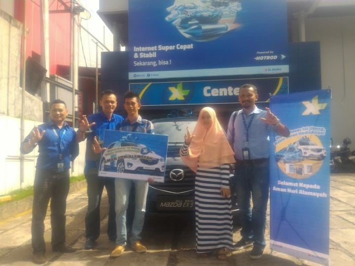Pihak XL menyerahkan satu unit mobil Mazda CX-5 Kepada Pemenang dari Padang