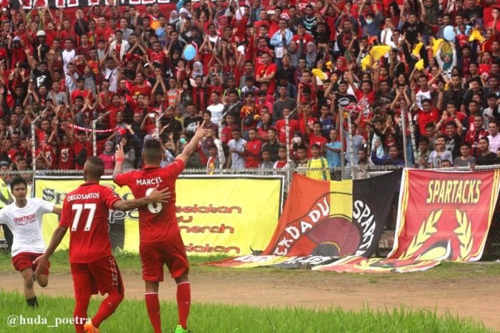 Marcel merayakan gol nya dengan menghamipri pendukung Semen Padang