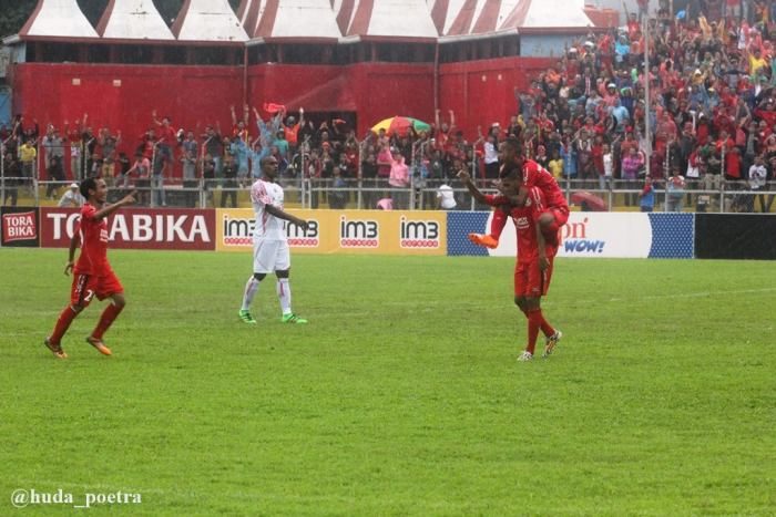 Moffu merayakan gol yang diciptakannya dengan Nur Iskandar