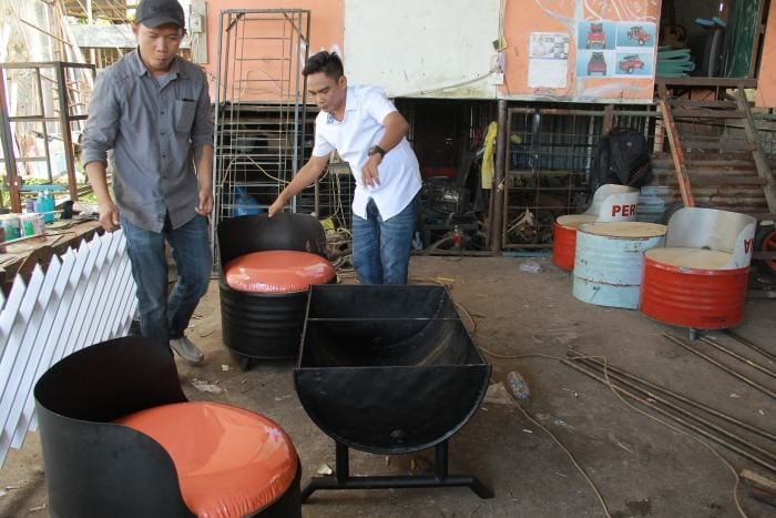Dengan sedikit kretivitas, salah seorang pengusaha dari Padang mengubah drum bekas menjadi furniture bernilai jual tinggi.