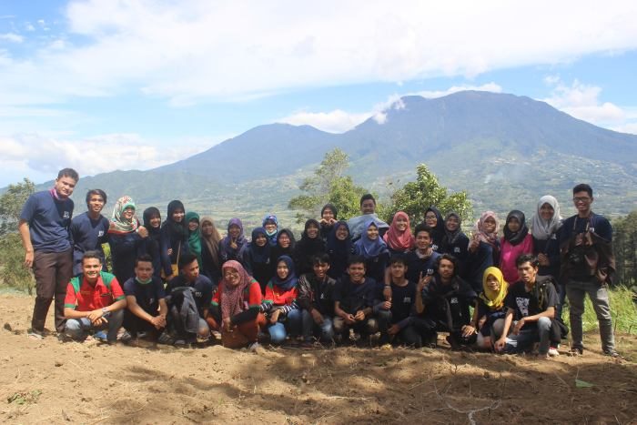 urvei jalur pendakian baru menuju Gunung Marapi oleh Mahasiswa KKN UNAND-UNHAS bersama masyarakat Aie Angek
