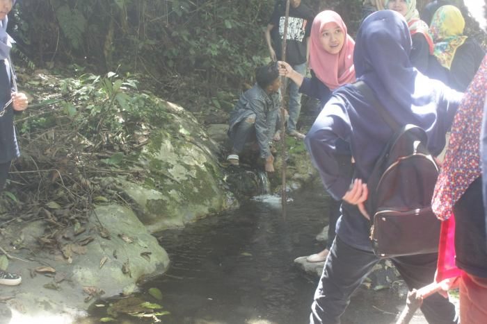 Mahasiswa KKN dan Masyarakat menyusuri sumber air panas yang dapat dimanfaatkan oleh para pendaki nantinya