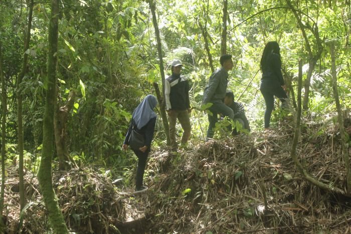 Mahasiswa KKN dan Masyarakat mencoba trekking di jalur pendakian baru yang rencananya akan dibuka