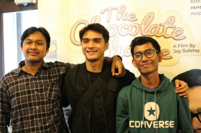 Arif Afsyah (paling kanan) foto bareng dengan Ricky Harun di panggung peluncuran film The Chocolate Chance. (Dokumentasi DIATUNES)