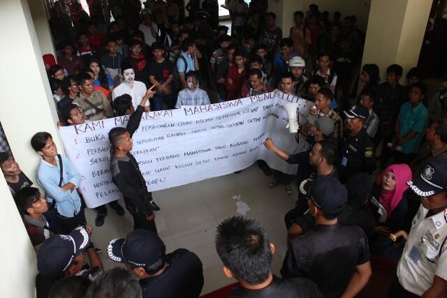 Puluhan Mahasiswa Terpaksa BSS, Mahasiswa UBH Lakukan Aksi Demo