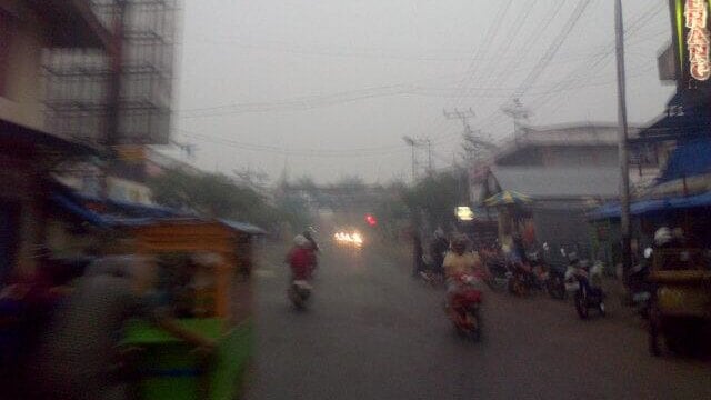 Kabut tebal semakin menyelimuti di Kota Payakumbuh (foto: @IniOke)