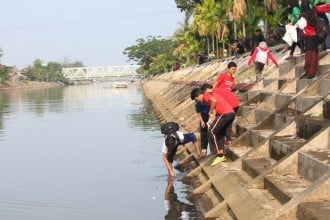 beberapa komunitas yang terlibat dalam aksi bersih banjir kanal