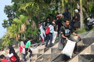 Masyarakat yang juga terlibat dalam aksi bersih banjir kanal