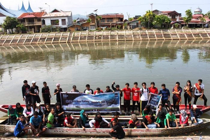 Foto-Foto EH Padang dan Masyarakat Bersihkan Banjir Kanal