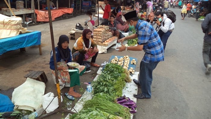 Insan Pers Kota Padang Bagikan Masker Pada Masyarakat