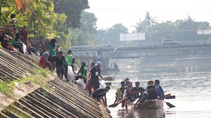 Peringati Hari Air Sedunia, EH Padang Adakan Aksi Bersih Banjir Kanal Bersama Masyarakat