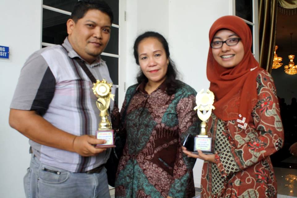 RAIH JUARA – Dua anggota Forum Aktif Menulis (FAM) Indonesia Wilayah Sumatera Barat, Muhammad Fadhli dan Dilla Rahmi, berfoto bersama Suwena Sitepu, Kepala Bagian KOAHA Dirjen Rehabilitasi Sosial Kementerian Sosial RI, Rabu (10/12), di auditorium Gubernuran Provinsi Sumatera Barat pada peringatan puncak Hari Disabilitas Internasional Tingkat Provinsi Sumatera Barat dan Kota Padang