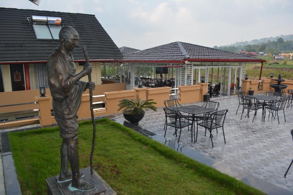 Patung Mahatma Gandhi di Rumah Budaya Fadli Zon