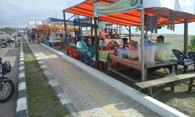 Penjual Makanan di Sepanjang Pantai Muaro Lasak | Foto: UKKPK UNP