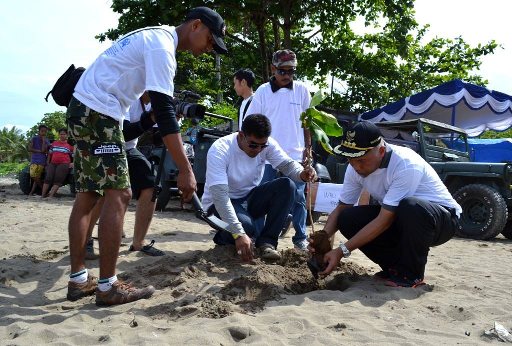 Aksi Bersih Pantai Padang dan penanaman pohon | Dok. Humas Kota Padang