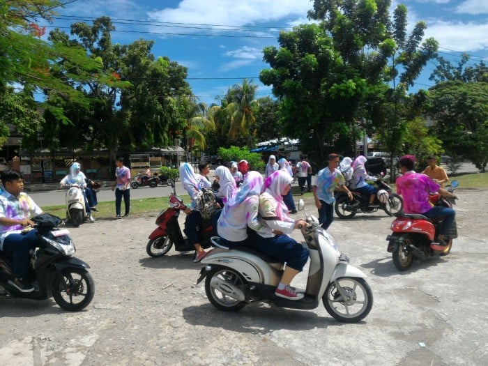 Aksi coret seragam oleh siswa SMP di kawasan GOR H. Agus Salim, Padang | Foto: Huda Putra