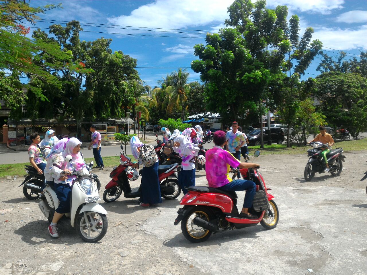 Aksi coret seragam oleh siswa SMP di kawasan GOR H. Agus Salim, Padang | Foto: Huda Putra