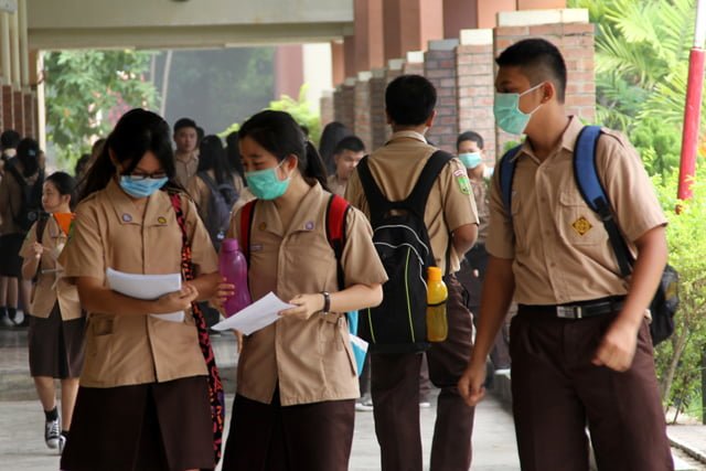 Akibat kabut asap yang melanda kota Batam. Siswa-siswi Sekolah Yos Sudarso memakai masker agar tidak terpapar oleh asap tersebut, Rabu (30/9). F Cecep Mulyana/Batam Pos