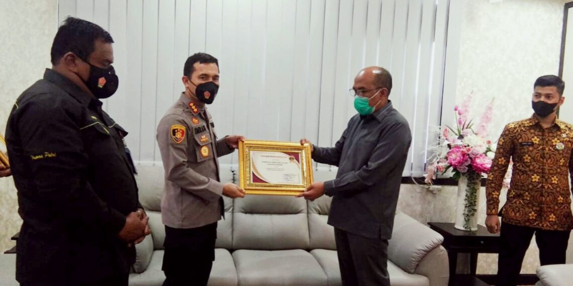 Ketua DPRD Sumbar Berikan Penghargaan Pada Kapolresta Padang
