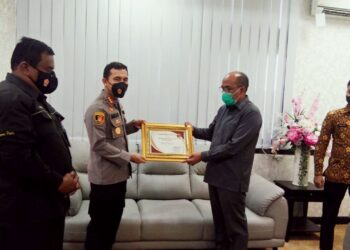 Ketua DPRD Sumbar Berikan Penghargaan Pada Kapolresta Padang