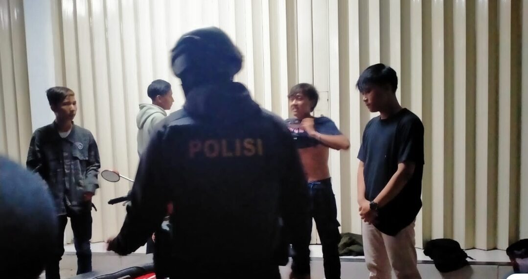 Aksinya Meresahkan, Polisi Amankan Belasan Remaja Bersenjata Parang dan Klewang