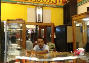 Menjelang Idul Fitri 1443 H, Penjualan Emas di Pasar Lubuk Buaya Belum Ada Peningkatan Pembelian